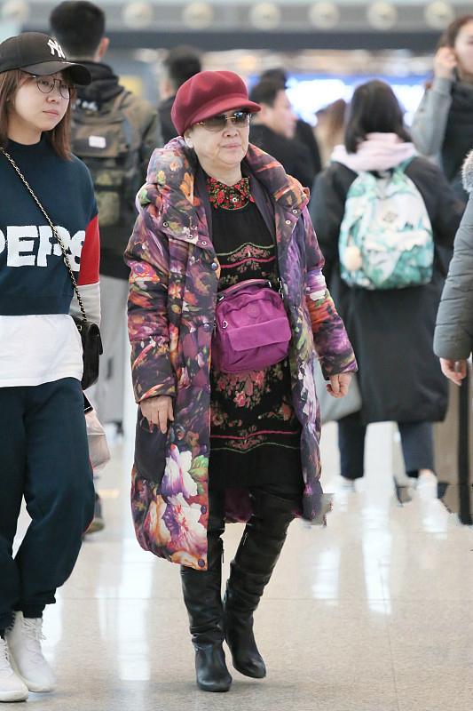 不戴假发的李谷一太真实!机场穿花棉袄像农家奶奶,和舞台差距大-图2