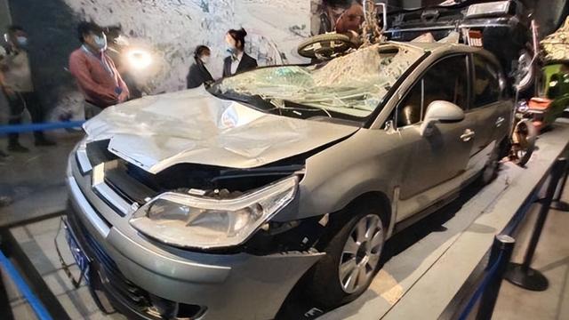 汶川地震幸存的一辆“神车”:被纪念馆收藏,只因车牌太特殊-图1