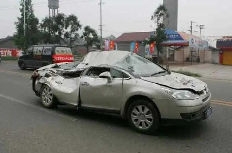 汶川地震幸存的一辆“神车”:被纪念馆收藏,只因车牌太特殊-图2
