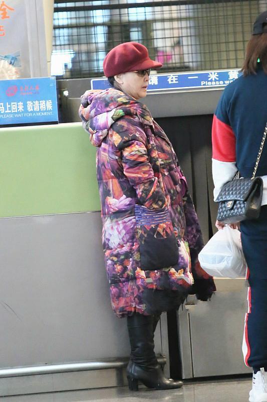 不戴假发的李谷一太真实!机场穿花棉袄像农家奶奶,和舞台差距大-图3
