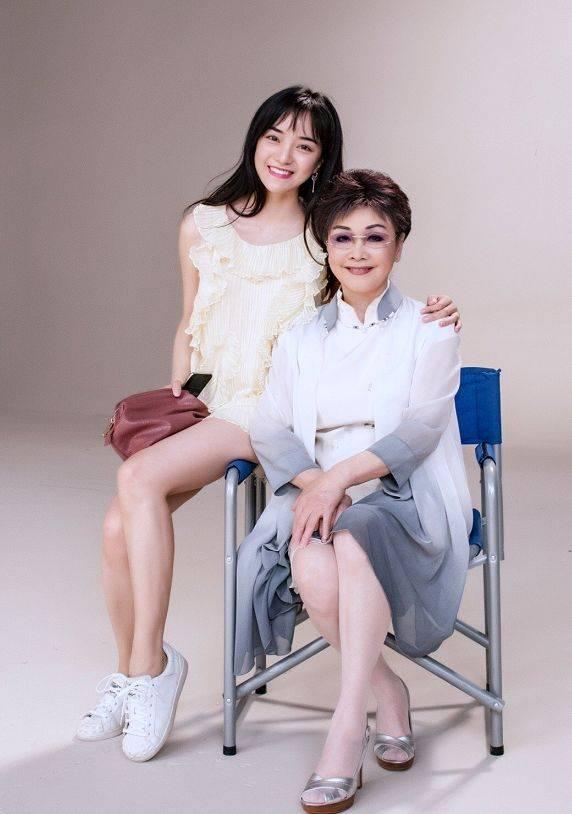 不戴假发的李谷一太真实!机场穿花棉袄像农家奶奶,和舞台差距大-图4