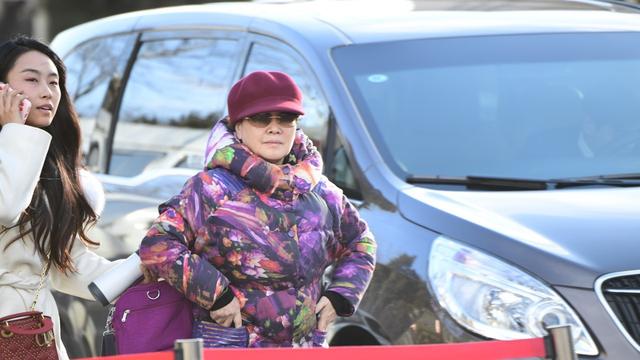 不戴假发的李谷一太真实!机场穿花棉袄像农家奶奶,和舞台差距大-图1