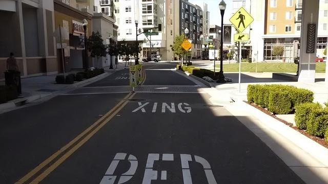 国外斑马线上的“XING”是什么意思？千万别当成拼音！-图1