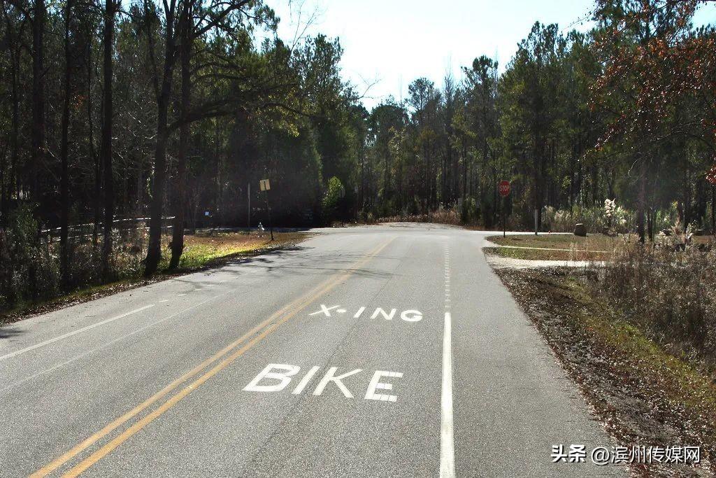 国外斑马线上的“XING”是什么意思？千万别当成拼音！-图3