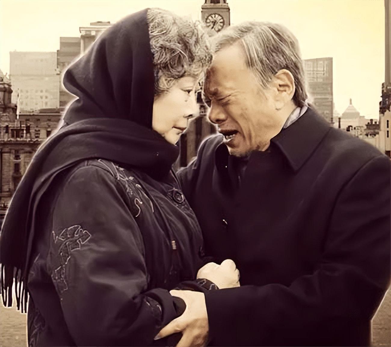 台湾老兵回乡探亲，以为发妻改嫁晕倒在家门口，村民：你还有儿子-图3