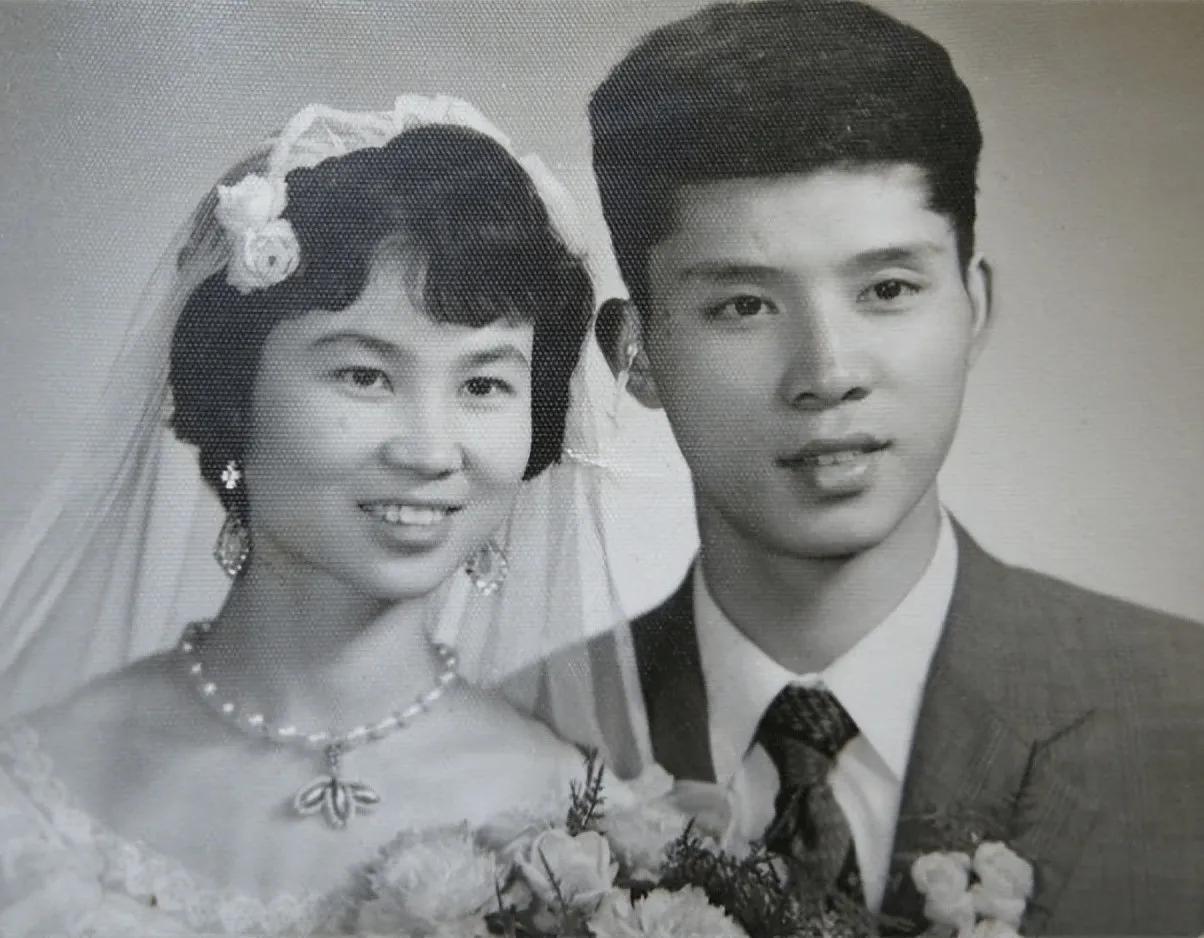 台湾老兵回乡探亲，以为发妻改嫁晕倒在家门口，村民：你还有儿子-图2