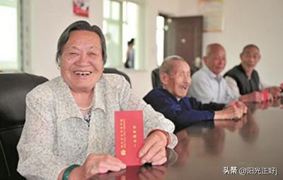 今年高龄补贴面临“调整”，退休老人“笑开花”，看看是否有你？-图2