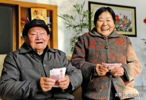 今年高龄补贴面临“调整”，退休老人“笑开花”，看看是否有你？-图3