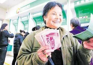 节省点财政支出给年轻人多关心一点吧，高退休金养三代实在不应该-图4