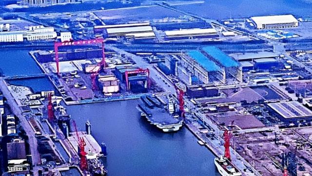 一夜过后，上海江南厂内，新航母的旁边，又一艘巨舰突然出现了-图1