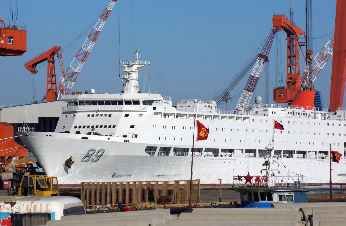 一夜过后，上海江南厂内，新航母的旁边，又一艘巨舰突然出现了-图3