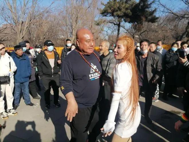 大快人心！沈阳劳动公园“钻裤裆”“挂满大妈”等不雅舞姿被整治-图2