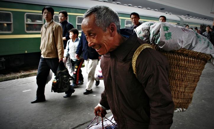 60岁以上农民工全部清退？中央一号文件：5个方面保证农民权益-图2