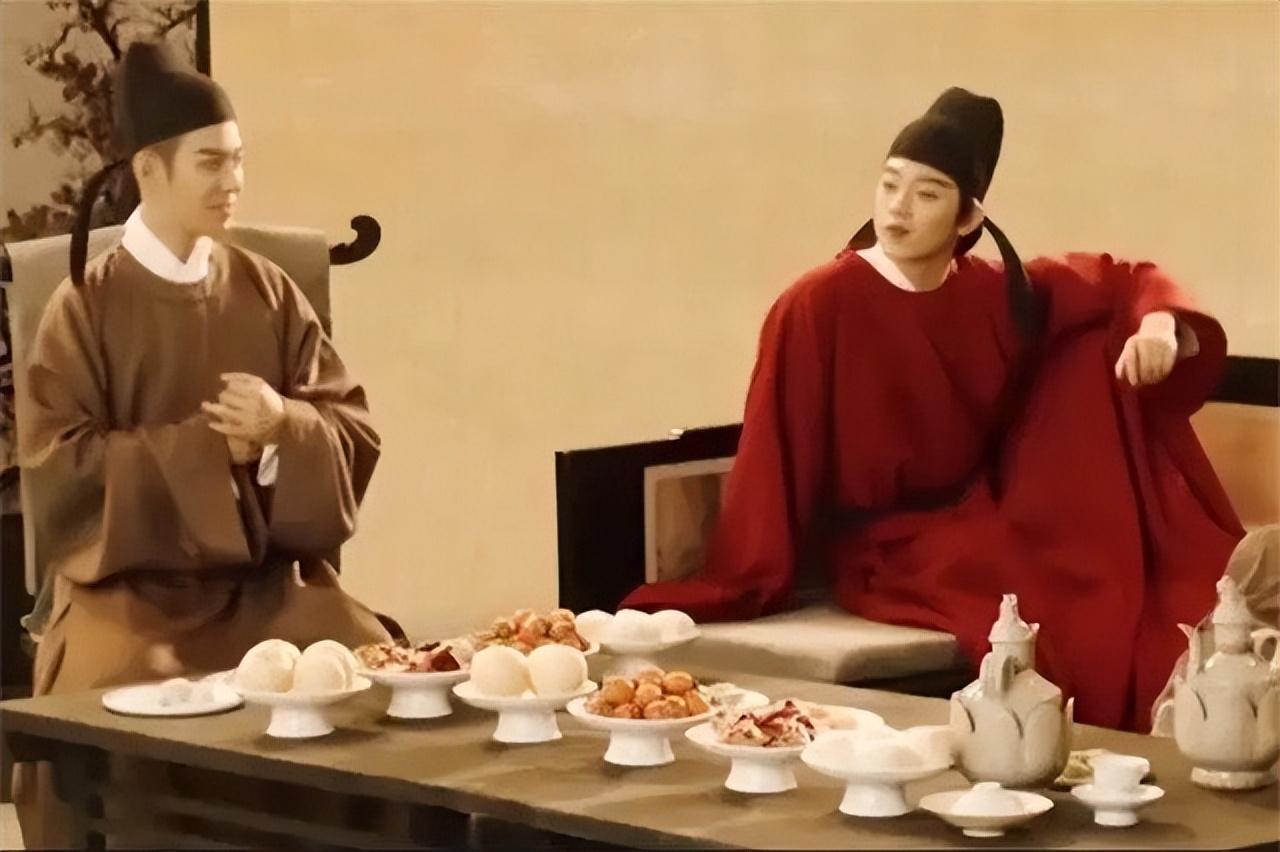 皇上请弟弟吃饭，倒杯毒酒说：祝弟弟活千岁，弟弟一句话保住了命-图2