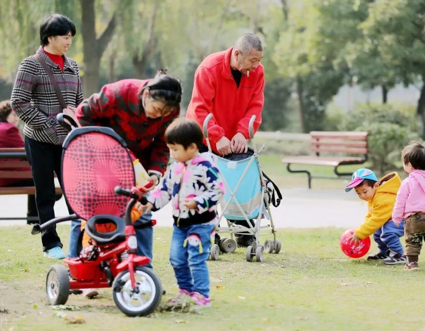孙子与外孙同时出世，我选择了帮忙带外孙，从此没人叫我奶奶-图3