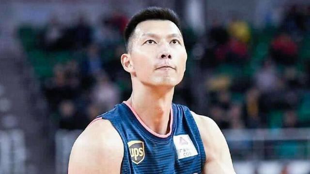易建联：娶巴西足球宝贝荆灵，婚后连生两胎，如今妻儿都定居美国-图1