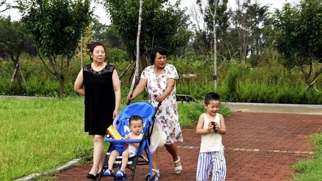 孙子与外孙同时出世，我选择了帮忙带外孙，从此没人叫我奶奶-图1