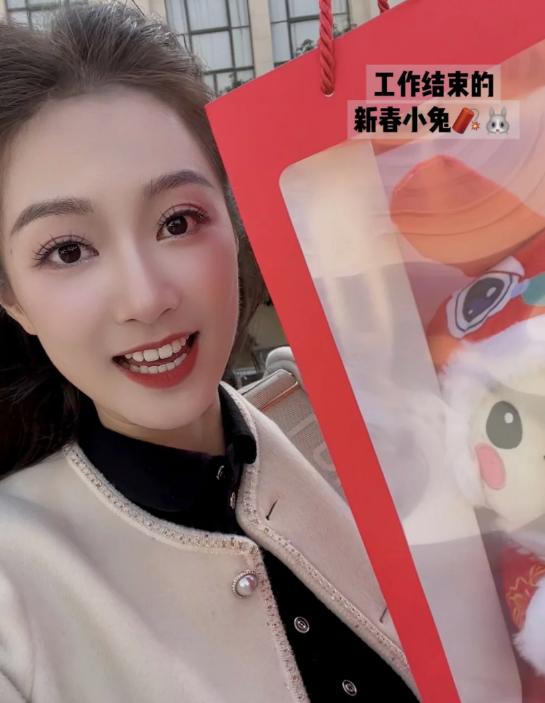 复旦校花冯琳落户上海，大方公开素颜证件照，读研后颜值今非昔比-图4